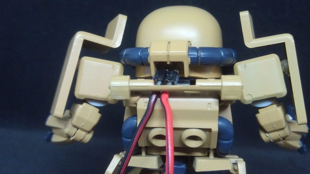 電飾は頭の中に直接砲弾型ＬＥＤをぶち込んであります、ＩＣソケットと配線を使っていますが今回は半田での接着はしていません。