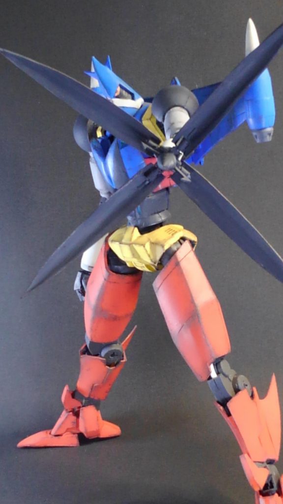 左腕は開閉するようになっています。右腕のドリルはバンドパーツと差し替え可能。