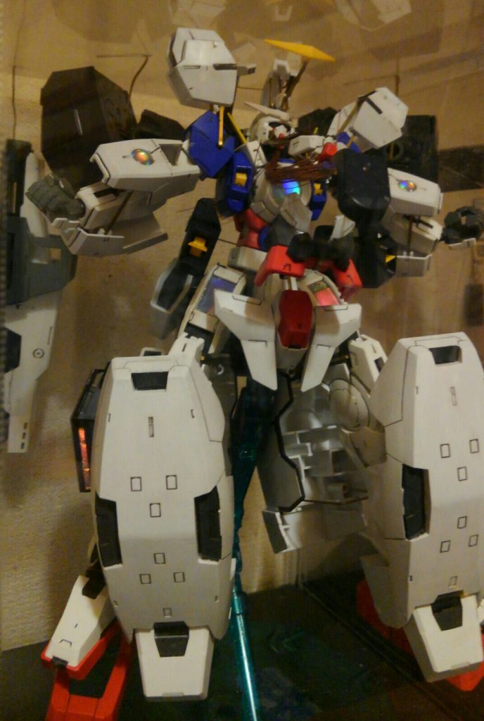 旧GUNSTAさんに投稿していた時の写真です。
銅板をパーツの隙間に差し込んで保持してました(´・ω・`)
ケース天板から火器を吊り下げてますな(笑)