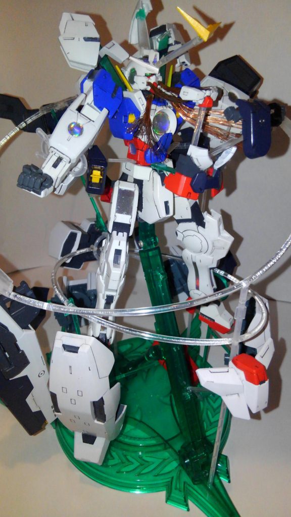 旧GUNSTAさんに投稿していた「クロスアゥ!」のリメイクになります。
ケースありきの銅板での装甲支持をクリアランナーによるスタンド自立型へ変更しました(*´∇`*)