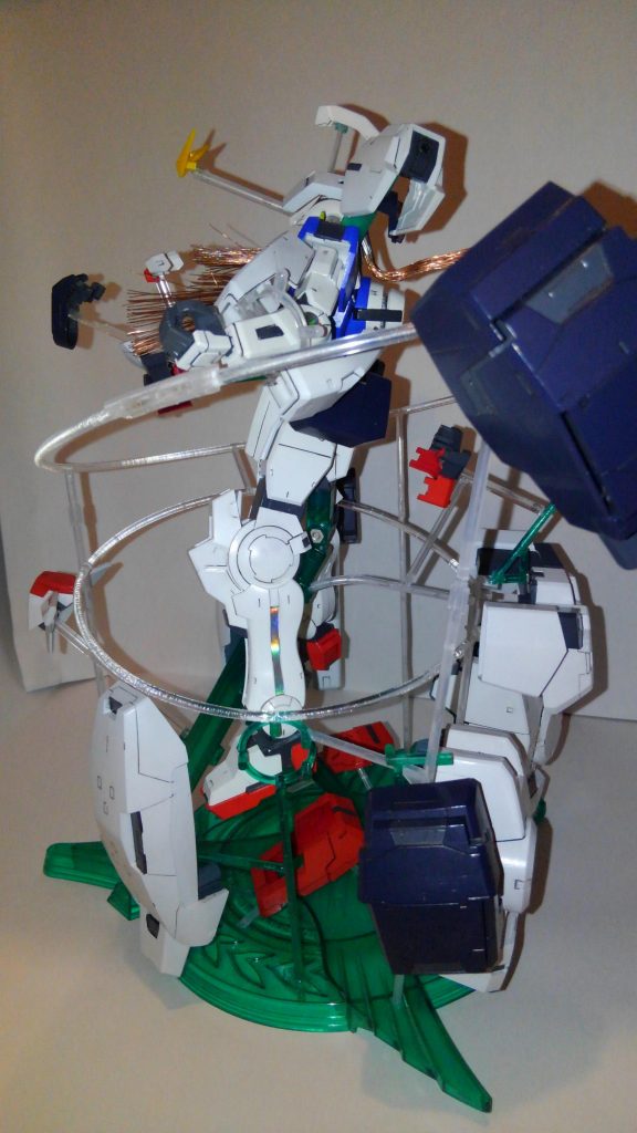 軟質プラ棒を曲げて接着してサークルを自作しました!
装甲はクリアランナーの突き刺し・引っ掛けの他、磁石による接着でディスプレイしています♪ヽ(´▽`)/