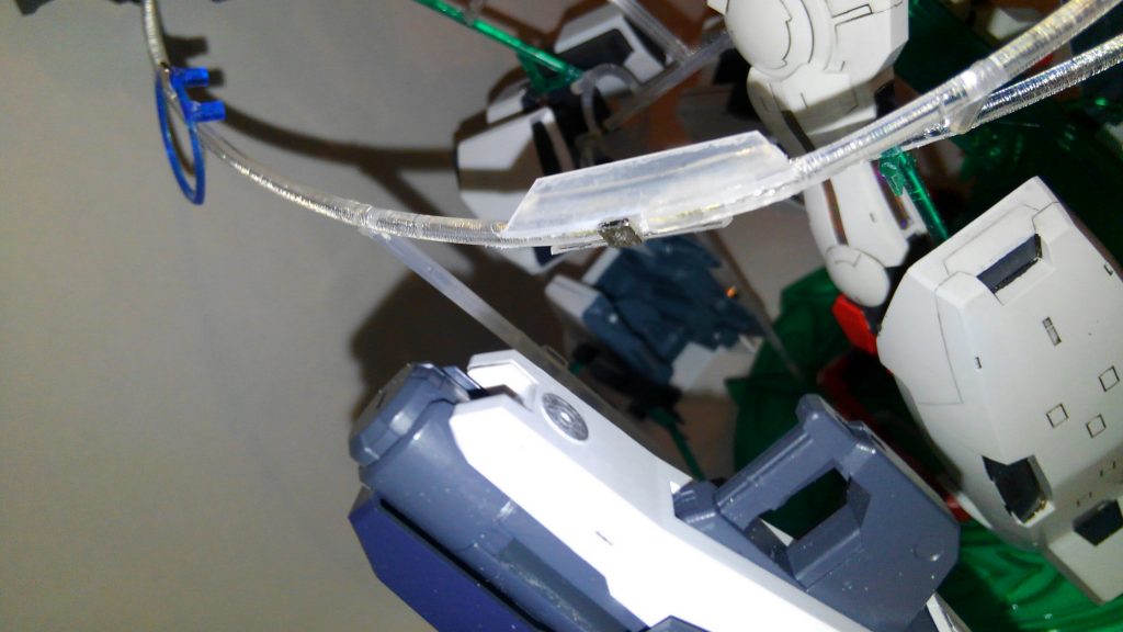 軟質プラ棒に直接瞬着で磁石を貼り付けようとしてサークルがへし折れた時はガチ凹みしました(;´Д⊂)
どうも素材の相性が悪く曲げながら瞬着を垂らすとボロりと崩れました(笑)
以後気をつけます(´・ω・`)