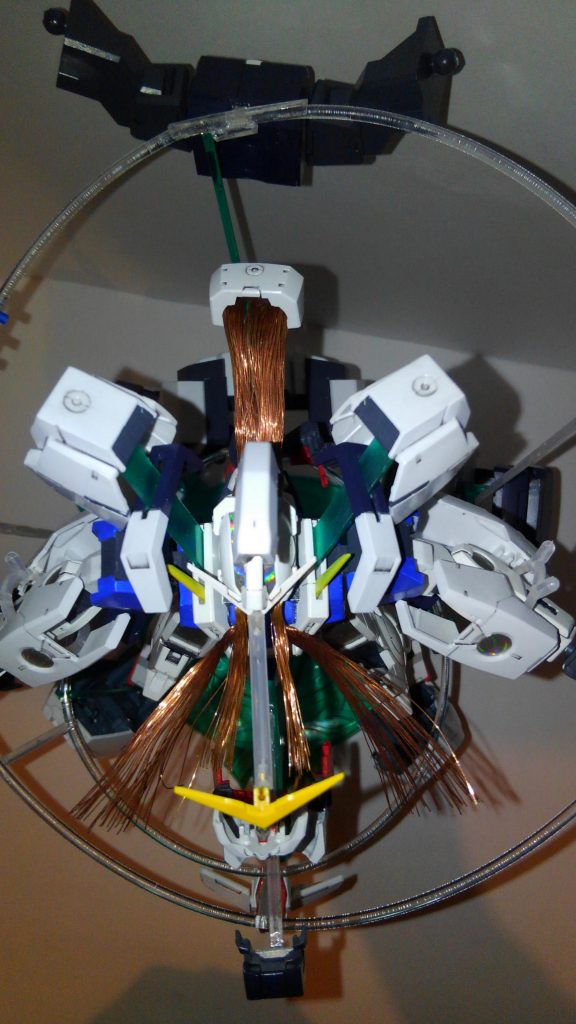 ナドレの最大の特長であるロン毛は銅線を束ねて基部を瞬着で固めて鑢で整形して差し込んでます。
・・・ヴァーチェの状態のときの髪の毛ケーブルの配線図が見てみたい。(パージ時にアニメ準拠の脱ぎ方ができるやつ)