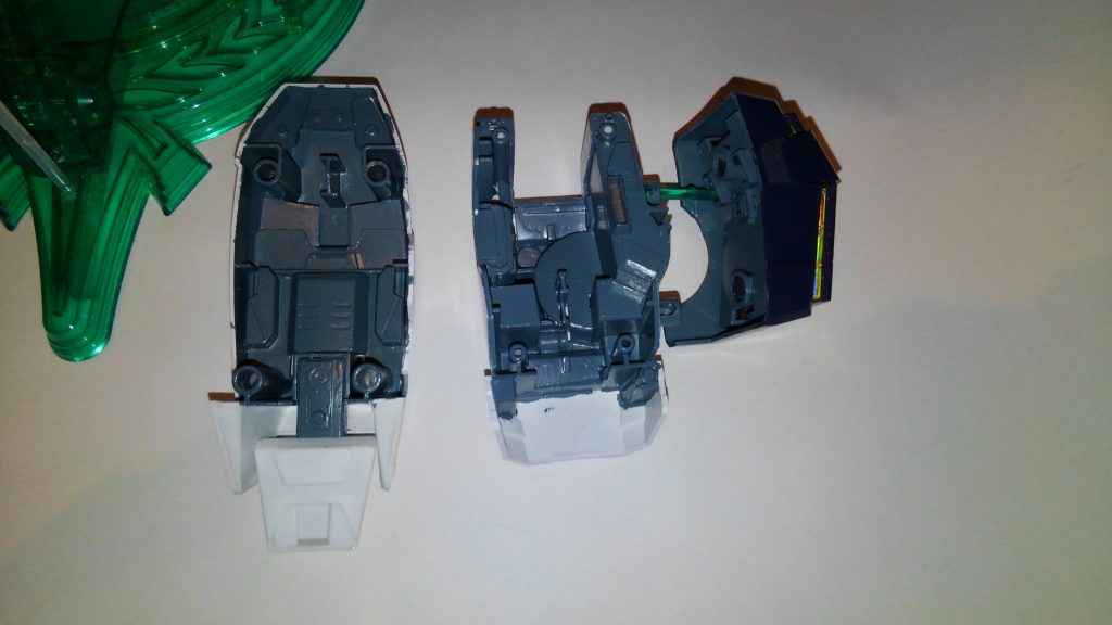 ディスプレイするにあたり脚部装甲の裏面がスカスカだったのでジャンクパーツで盛り付けしてます。
ナドレの脚を収納できるに気をつけました(´・ω・`)