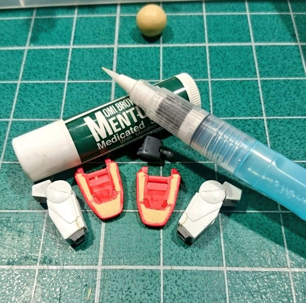 ## 足裏肉抜き穴埋め

足裏はエポパテで穴埋め。
アクリル溶剤で撫でれば滑らかになりますよ。