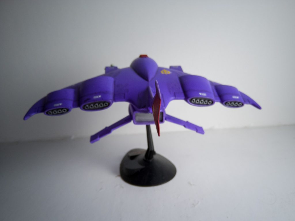 組み立て中に垂直尾翼と安定翼をなくしてしまったので、余った部品を適当にくっつけてます。こんなにでかい安定翼があったら着陸できなそう。