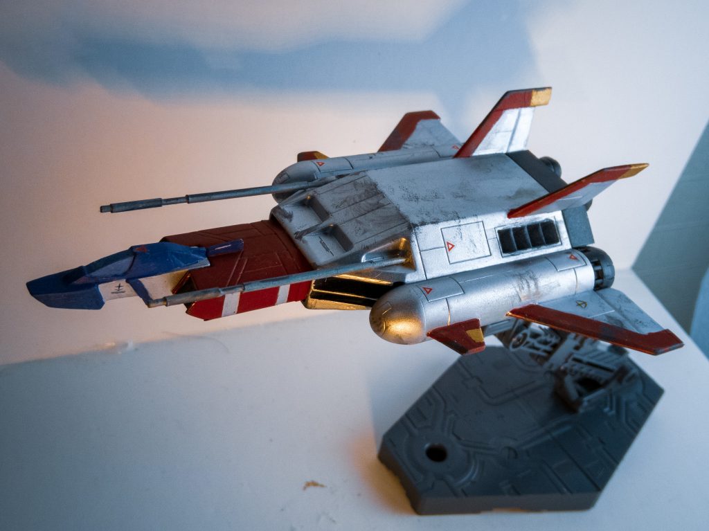 特に形はいじってないのですが、翼の断面がまんまるだったのでエッジを出したりしました、あと一部スジボリ。
ビーム砲は元キットのがなんかTENGAみたいだったので真鍮棒で作りました。不器用なので小さいのが作れないのでヤクトミラージュリスペクト。