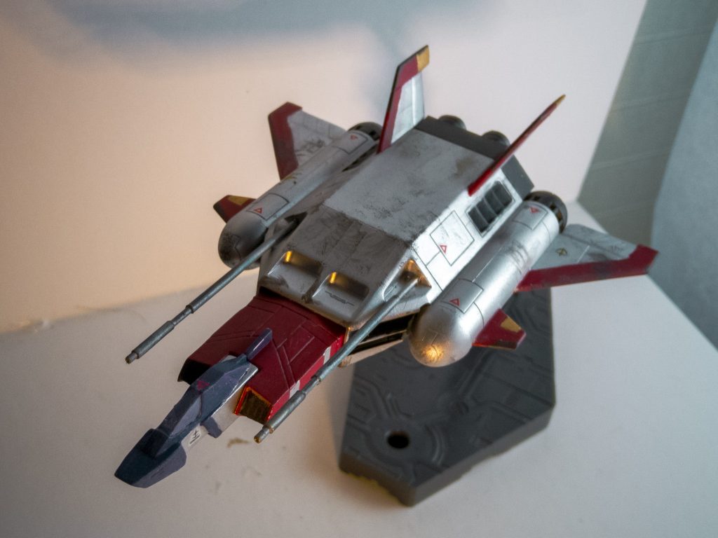 下地はガンダムエアブラシでシャインシルバー、あとの部分塗装はシタデルカラーです。
学生時代の先輩に御茶ノ水の某ミニチュアゲームショップに連行されその素晴らしさを折伏されました。
隠蔽力が強い半面濃く塗ると段差ができてしまいます。モールドも潰すのが難点ですね。