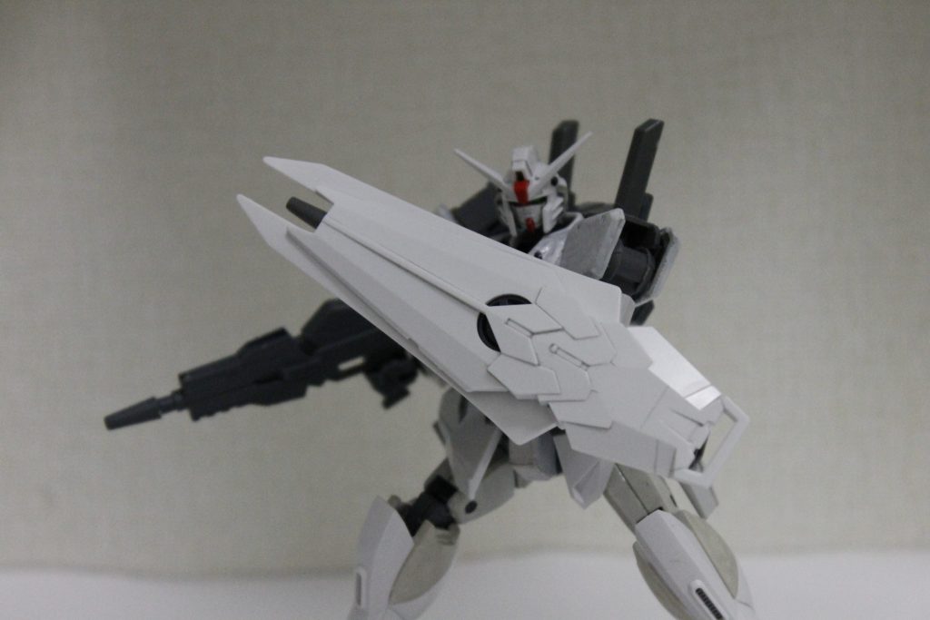 拾ったユニコーンのシールドにギャラクシーブースターのウィングを裏面に貼り合わせて若干シルエットを変えてみました。νガンダムのようにビームガンも内臓してます。