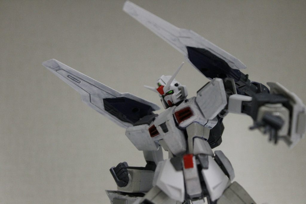 背部の有線式攻撃端末はそのままキャノン砲のように構えることができる他、