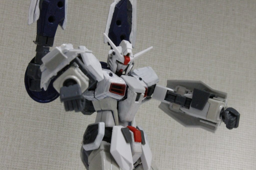 ミサイルランチャーを内臓している設定です。
それっぽいパーツが無かったのでハッチっぽいディテールを貼り付けてます。