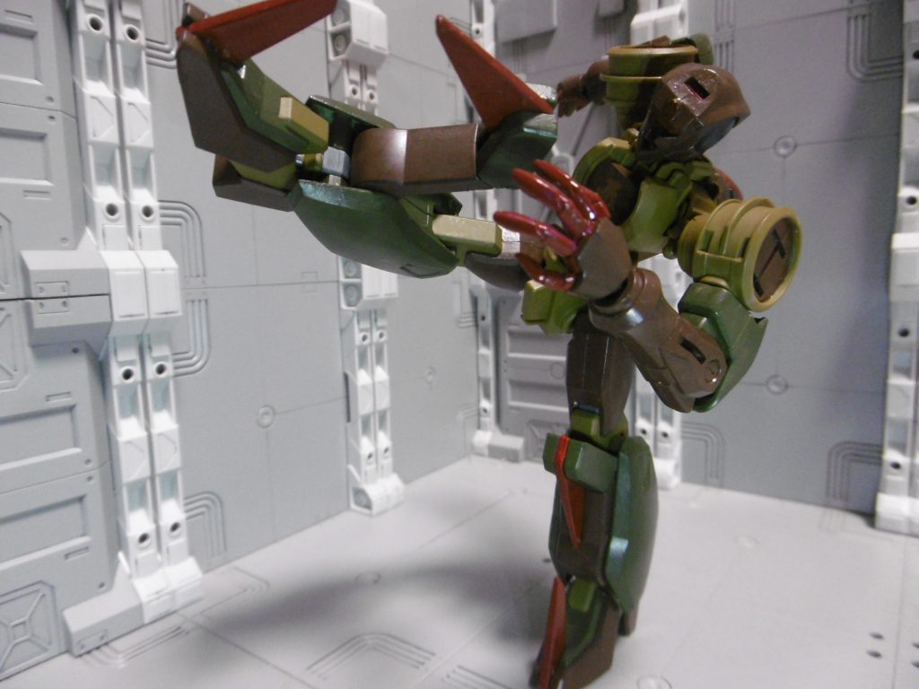 コックピットブロックや胴体の外装を廃した事で可動域を増やしました。