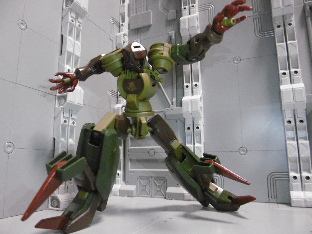 電力を使わずに(太陽炉と同様の)粒子加速を行って、陽子崩壊発生させるタイプの疑似太陽炉を搭載。無人機なので毒性デメリットを無力化。
動力炉を守る外装(胸部クリアーパーツ)も廃していますが、梵字による呪印効果によりその「印が消えない限り胸部への直接攻撃をほぼ受け付けない」設定あり。つまり動力炉は例外を除いて破壊されない