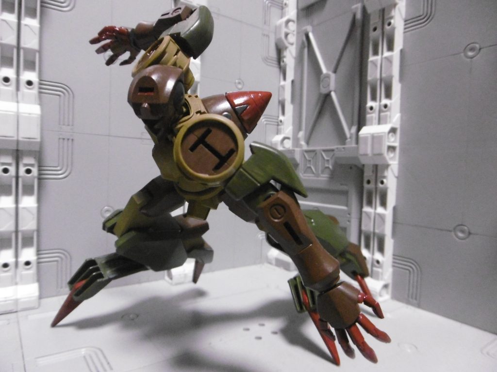 軽量化により高速で動き回り、高機動で敵を翻弄しながら襲撃。カメラアイは無く気配探知(基本的には熱探知)で敵を識別します。基本的には使役する側の指示以外、全て敵。