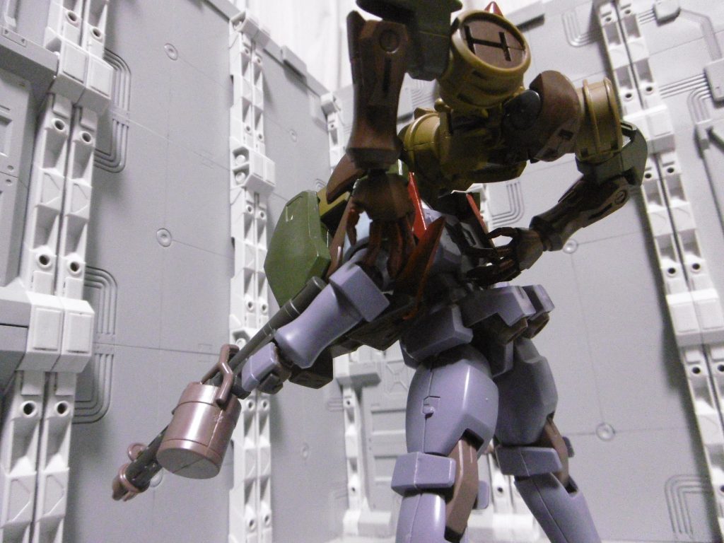 正面から飛びかかって組みつき、急所めがけてGN粒子を纏わせた爪で引っ掻き回したり、零距離ビームバルカン連射。