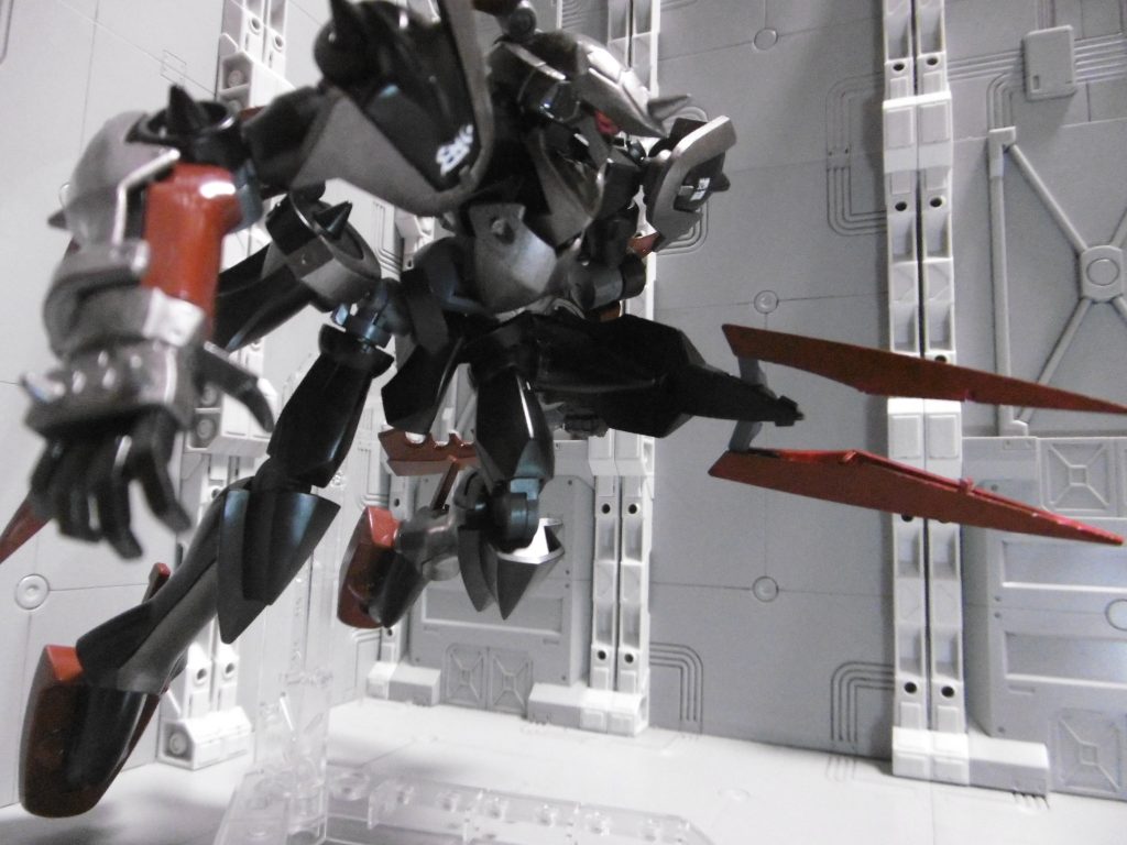 基本的には格闘主体。武器はサイドアーマーのGNクローx2