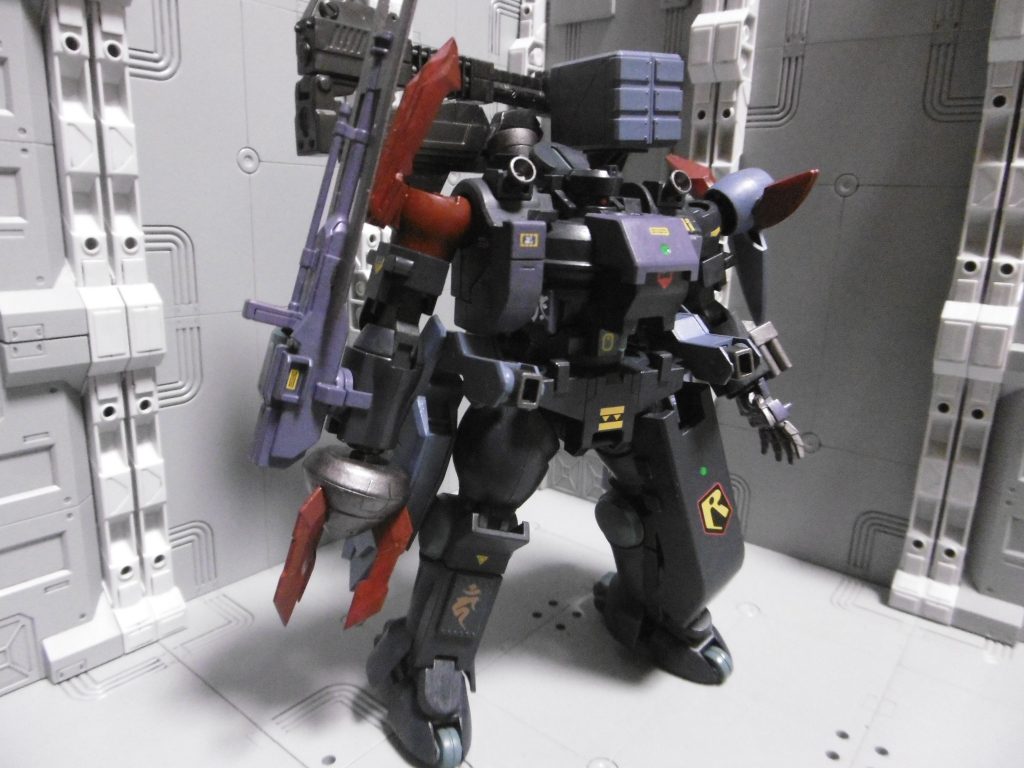 本体構成は以下の通りです。
■ティエレン各種（地上型＋宇宙型＋タオツー）
■マスラオ（左手）
■グリモアレッドベレー（足）
■アストレイレッドフレーム（関節）
■ＨＧＢＣ各種（後述）

変更した両手が干渉するため前腕部のナックルガードを削除。ブラッドサッカーの特徴的な右肩は、祭ウェポンのカギヅメを使っての表現。

武装はティエレン宇宙型兵装を中心に、ビルダーズパーツのＭＳグランド（クロー）やＥｚ－ＡＲＭＳのミサイルランチャー等を盛っています。
水転写式の「梵字デカール」「ボトムズＡＴ１」を併用。