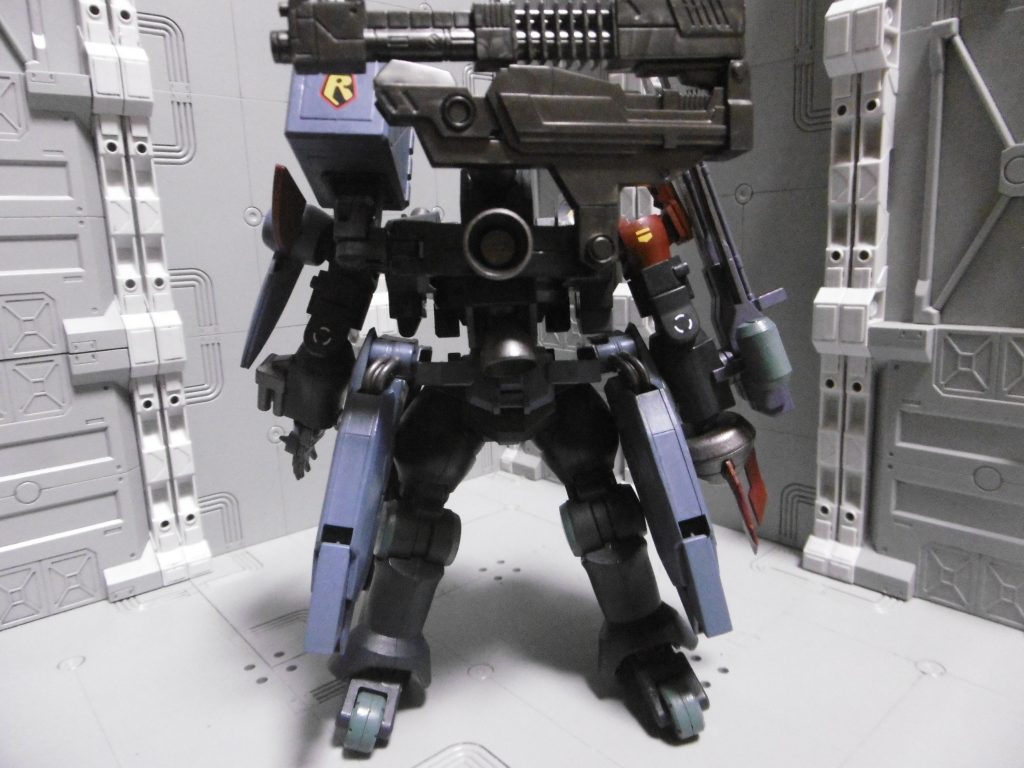 背面。宇宙型スラスターの間にバトルアームアームズを挟み込み、ミサイルとレールガンを装備。このレールガンは「アーマード・コア ウェポンユニット００３ レールガン（ＢＡＣＫ ＵＮＩＴ ＷＢ２４ＲＧ－ＬＡＤＯＮ２）。元はＮ系のミラージュ性エネルギー式ですが、実弾設定にしています。
そのまま折り畳むと重心が後ろになるので、社長砲のような懸架式に変更。

腰部には機動力の確保に、鉄血の「ＭＳオプションセット２」地上型ブースターユニットを追加で搭載。グレイズのリアアーマーを接着。