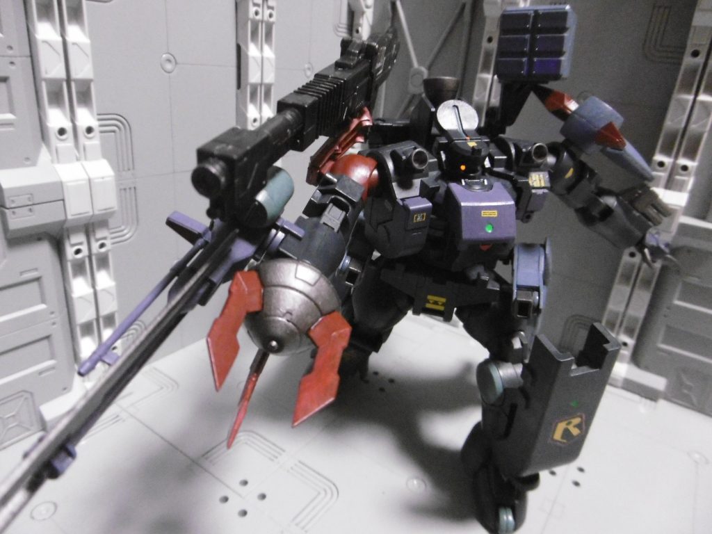 ティエレンの足をグリモアレッドベレーの物に変更し、地上をローラーダッシュで滑走。重量による移動速度低下はバックパックスラスターでカバー。
ターンピックの類は付けていないので急旋回は出来ませんが、あったとしてもティエレン系ではＡＴ以上に重すぎて難しいと思います。

タオツー頭部で各種センサー類を強化し、射撃だけでなく滑走による突進力を活かしての格闘も行います。宇宙型スラスター各種は加速や姿勢制御に。モノアイ・胸部・左脚シールド上部・は蛍光カラーによる塗装で、ブラックライトに反応します。頭部は蛍光オレンジ、それ以外は蛍光グリーン。