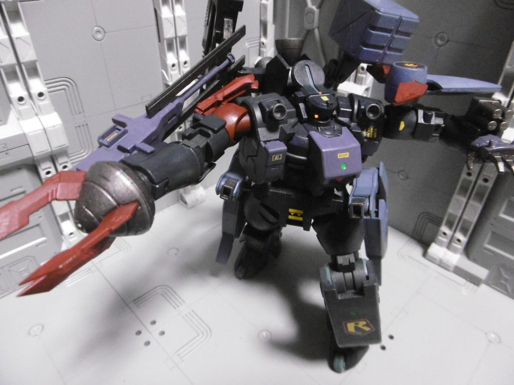 クロー格闘時には長滑腔砲が邪魔になるので、カーボンブレイドを併用しない際には展開しません。
右クローは中央部に実弾バルカンを搭載。太陽炉を搭載せず、ビーム兵器は使用不可。レールガンを実弾設定にしたのもそのため。
クローは右手だけでなく左手でも可能。左右リーチ差による追撃にも。