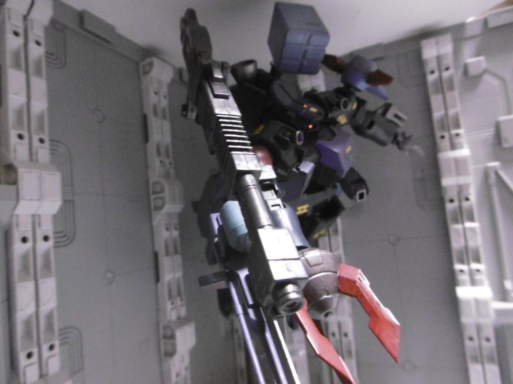 重量はあっても、ある程度の高さにまで達すれば短時間でも滞空可能であり、各部スラスターで空中制御しつつ地上に向けて掃射や、バックパックスラスターで急降下しながら格闘での襲撃が可能。カーボンワイヤーも使えば着地点への誘導にも。

フル装備による鈍重なフォルムで敵に重量級特有の先入観を植え付け、高出力で跳躍し空から意表を突くのが本機最大の特徴。空中であれば対地射撃の照準精度が上昇。