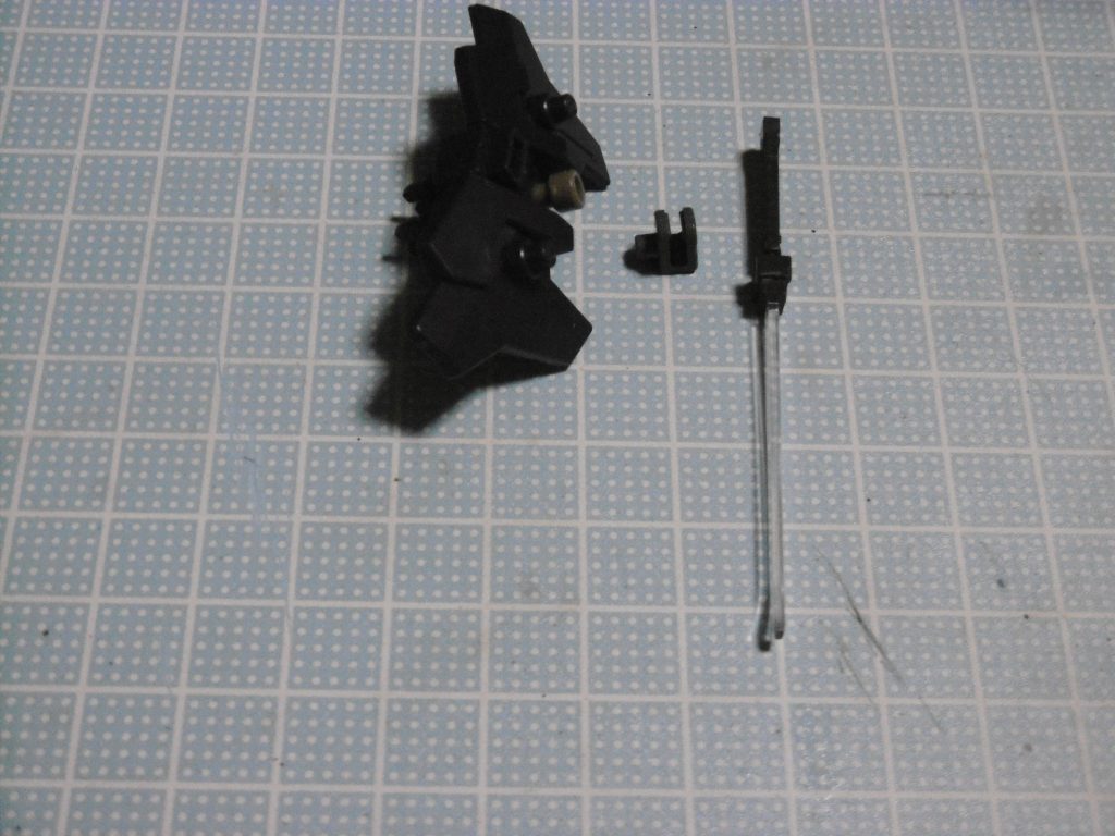 リアアーマー中央に懸架する制多迦(GNショートビームサーベルのグリップ)は、マスラオのジョイントだけでなくオーガのスペーサーを介しています。これが無いと直接差せません。今回の機体構成にも組み替え以外の大きな変更点は無し。