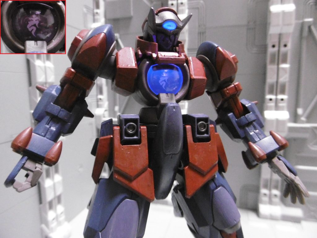 胸部には「揺るぎなき守護者」「火を司る尊像」を象徴する梵字【不動明王】が隠されており、機体性能・各種武装・電波障害の効力&影響範囲を強化。トランザムを使えない代わりにGN粒子を光学迷彩化し、敵の光探知を阻害。他にも特殊能力があり、