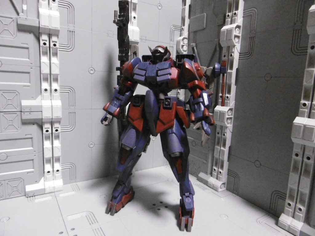 ■頭・上腕・前腕・手・胴・腰:オーガ
■肩:Ⅰ+Ⅲ
■胸・脚・バックパック:ストライカー
■関節:Ⅲ(成型色仕上げ)
バックパックと胸部装甲で太陽炉を覆い、搭載機であるのを即バレしないようにしています。
ベース(関節)はⅢですが、太陽炉は焔鬼専用のを積んでいる設定。
GNスマートガンはスマートガンとして使いません(後述)
バックパック右側にGNスマートガンを、左側にGNロングビームサーベルを懸架。スマートガンは前方のグリップをサブアームに差し込み、ブシドーアヘッドのサーベルグリップはマスラオのジョイントを介して装着。