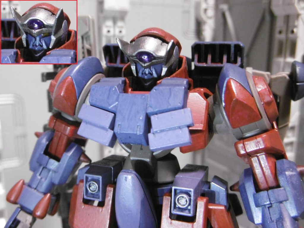 頭部はツインアイも塗装してありますが、基本的には一ツ目モード固定。
目元以外は一色にし、口布っぽい表現に。
ただし原機と違ってトランザムは一切使えません。