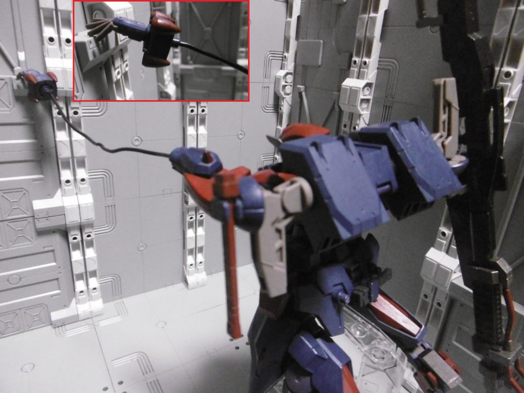 射出後は火焔だけでなくGNクロー(固有名詞あり)でも攻撃。
攻撃以外にも鉤縄のように前腕を飛ばし、移動補助や空中制御アンカーとしても機能します。