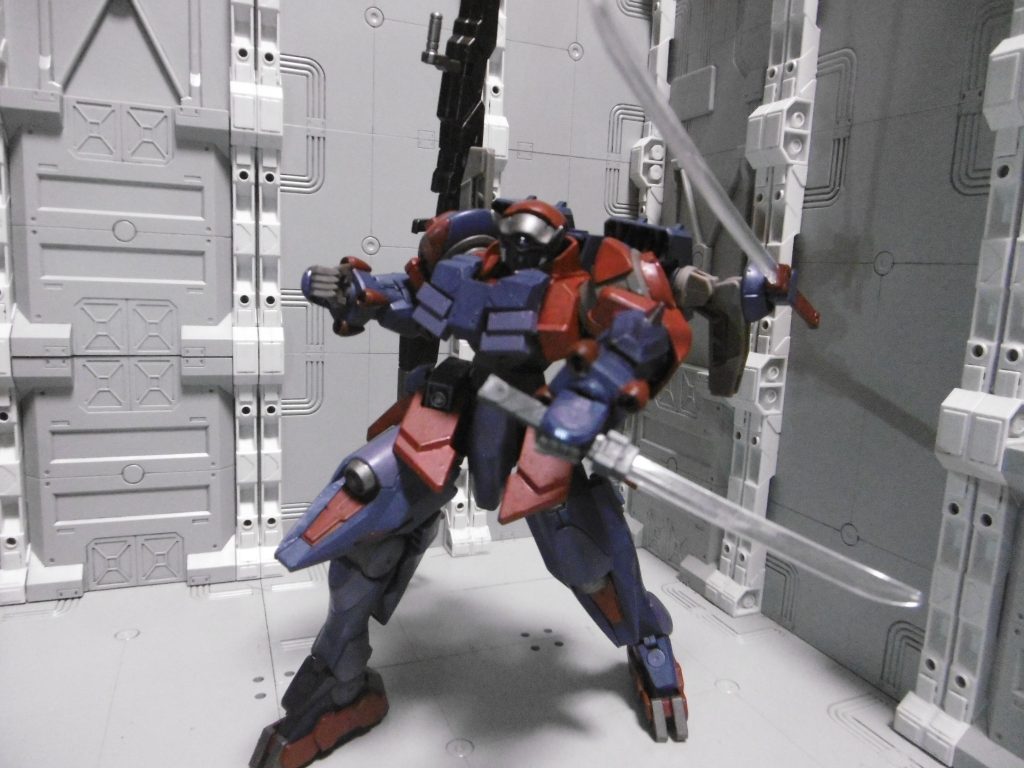 ■GNロングビームサーベル【矜羯羅】
■GNショートビームサーベル【制多迦】
■GNクロー(左右ハンド)【阿耨達】
読みはそれぞれ「コンガラ」「セイタカ」「アノクタ」で、いずれも不動明王の眷属『八代童子』の内3名に由来。矜羯羅と制多迦は脇侍として不動明王と共によく描かれるため、ビームサーベル側に名を当てました。阿耨達にも理由はありますが、長くなりそうなので割愛。
射程は矜羯羅が、威力は制多迦が上。矜羯羅は手持ちせず左サブアームに固定保持し、阿耨達の使用頻度を上げています。