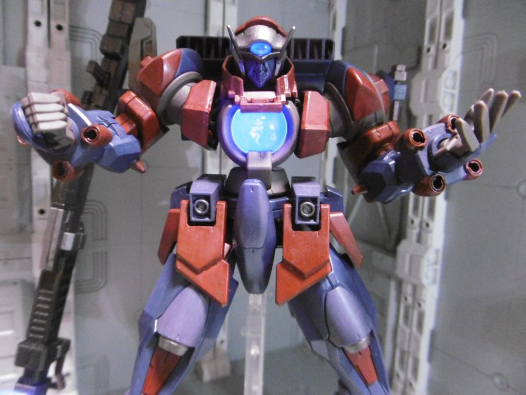 強化型GNステルスフィールドをバックパックより展開。
自機を除く太陽炉搭載機を弱体化(重度のセンサー障害など)させ、粒子拡散によりビーム兵器の使用を制限します。効果範囲内での生存率上昇。