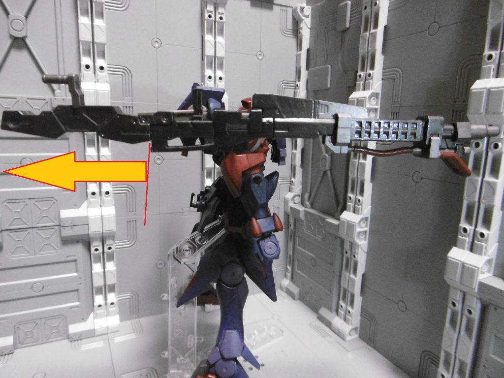 ■火焔放射器【倶利伽羅】
読みは「クリカラ」で、不動明王の立像が右手に持つ剣『倶利伽羅剣』の名に由来します。
対GNフィールド兵器の1つで、装甲ごと焼き払います。更に梵字効果により、威力&放射速度&射程を強化。
単にGNスマートガンの色を変えただけで、銃身後方(矢印の範囲)が燃料タンク扱い。タンクそのままの外見だと狙い撃ちで誘爆の恐れがあるため、このように。
放つのは勿論ビームではなく火焔。2種類の焔を撃ち分け、熱暴走を引き起こさせて自滅を狙う場合もあります。火焔ゆえにダメージは不安定かつ宇宙では使えませんが、あらゆる特殊防御を無視できるのと「そもそも忍者が宇宙へ出る利点が無い(スラスター移動必須なので、光と熱による発覚リスク絶大)ため無問題。