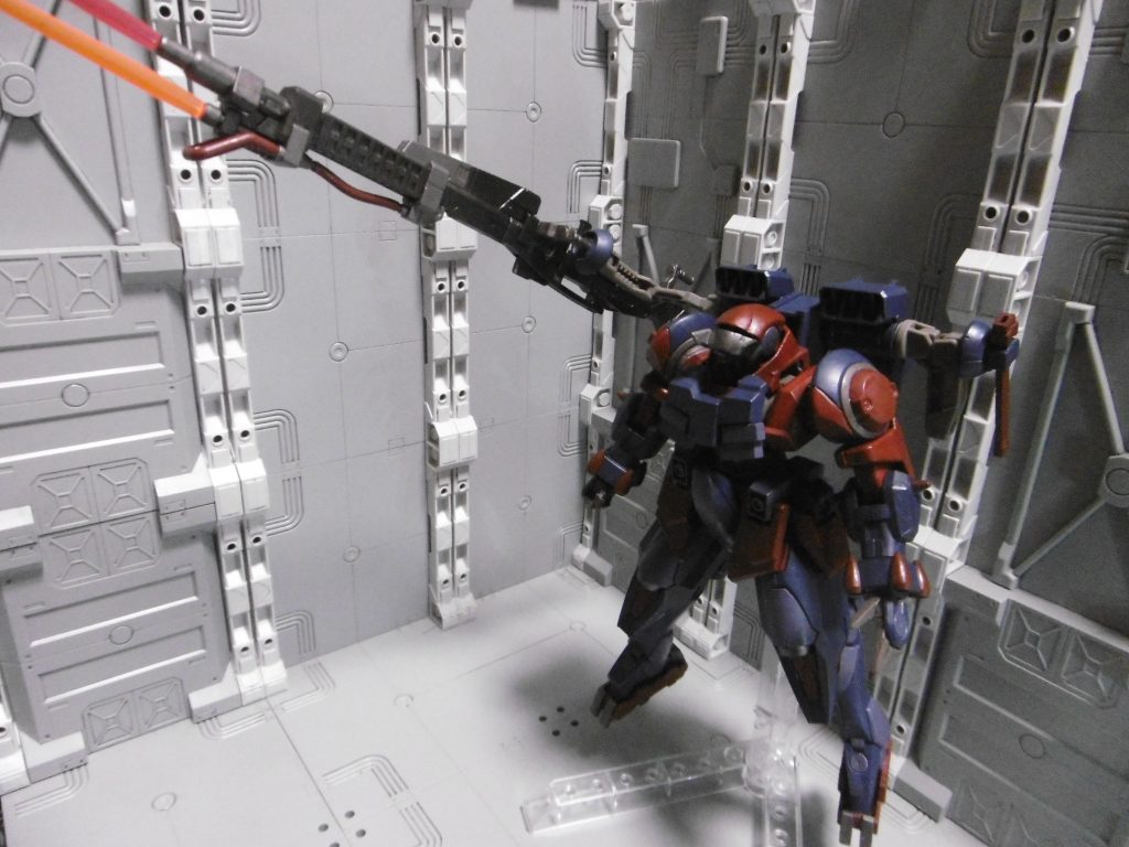 ▲主砲(上段):火力強化(火焔ダメージ増加。熱量ダメージ低下)
▲副砲(下段):発熱量強化(熱量ダメージ増加。火焔ダメージ低下)
両手持ちではなくサブアーム保持なので、対空と対地の砲火にも対応。