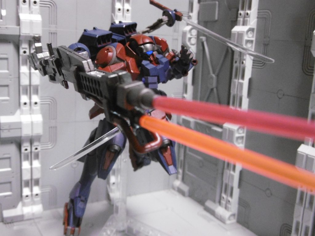 GNビームサーベルにGNクロー、GNスマートガン(だったモノ。現・火焔放射器)・有線ハンド攻撃可能と、遠距離以外の間合いに隙が無く、足のつま先側にも通常格闘用のクローや姿勢制御アンカーの設定あり。距離を離されても近付いて放射すれば問題なし。
更に強化GNステルスフィールドで敵機の無力化を狙えます。近距離・中距離戦には強いものの、瞬間火力に欠けるのと倶利伽羅のリーチに難あり。