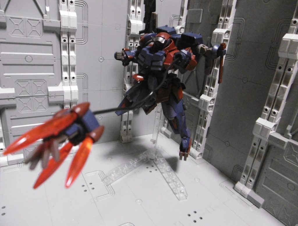 有線ハンドによる遠隔攻撃も可。これもビームではなく火焔放射。手には耐火・耐熱処理を施してあり、左右とも放射可能。
ピンクのクリアーパーツの上からクリアーイエローを塗り、クリアーオレンジ色に。リード線はセブンソードのGNソードⅡショートより拝借。