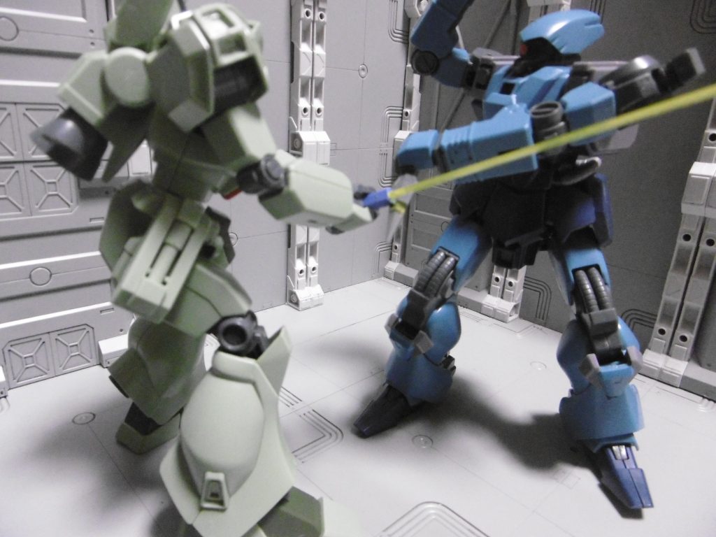 D型のビームサーベル(持ってるのは百万式の刃状ビームソード)は、
ビームを躱しつつグリップに苦無を当て、