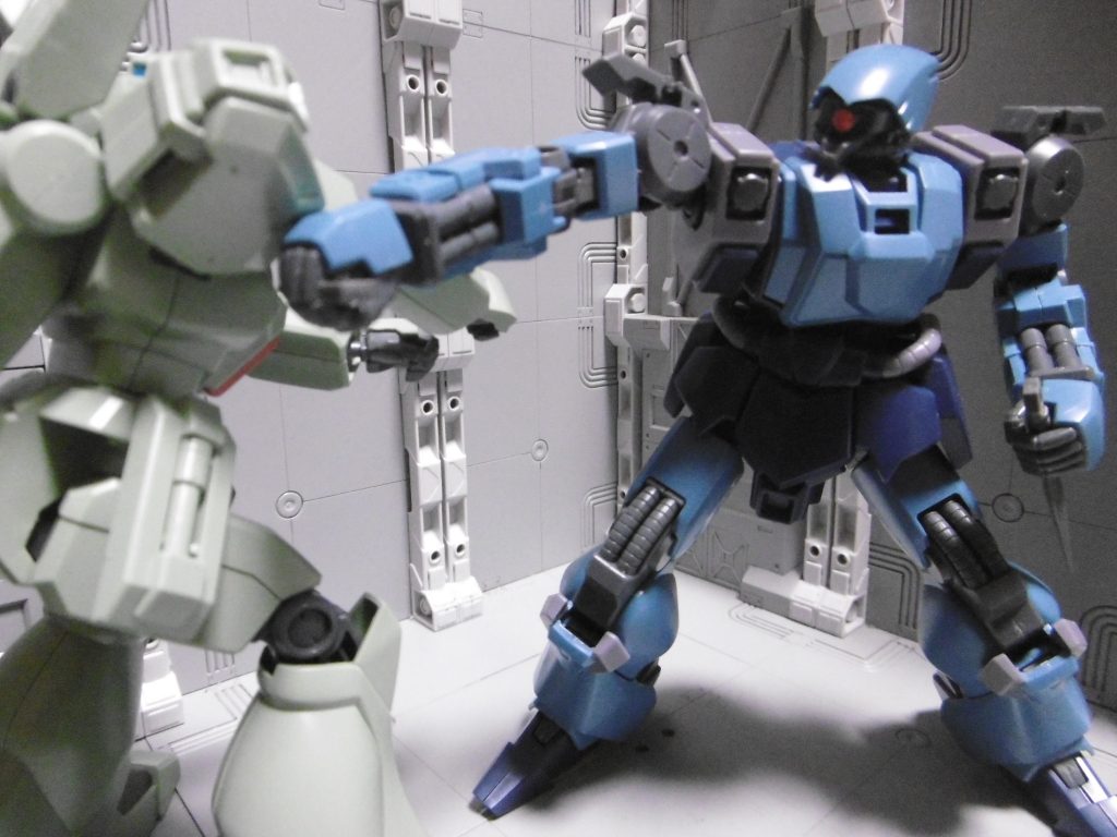 すかさず右ストレート。