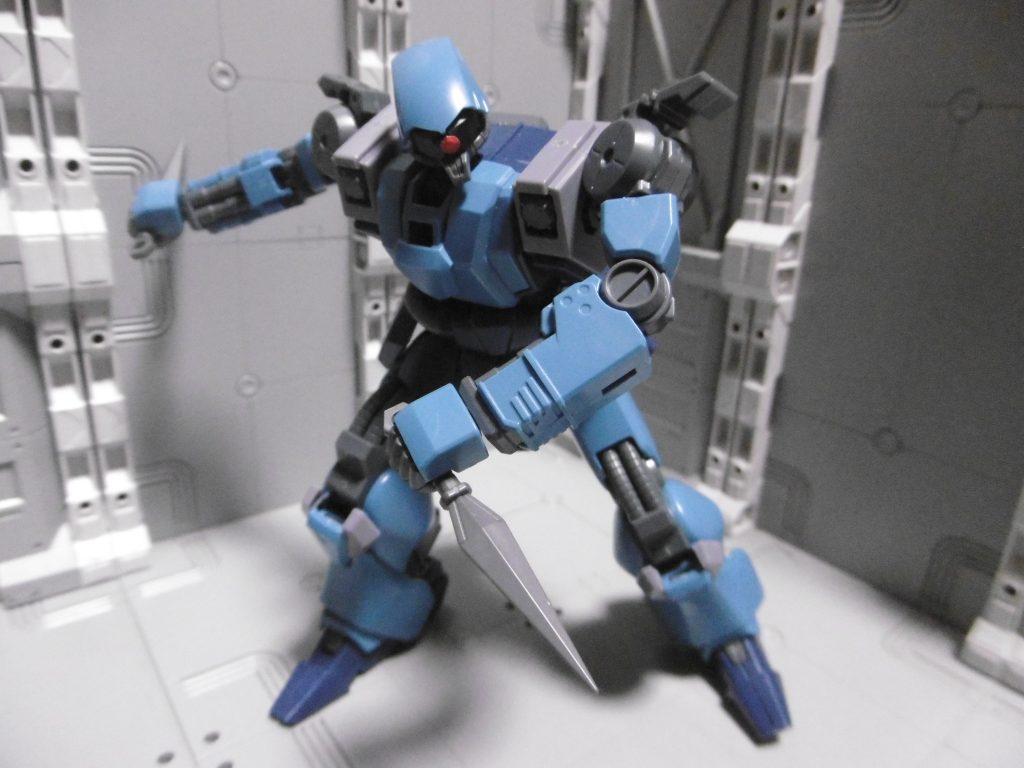 今回は塗装もツヤ調整も一切なしで、モノアイにシール貼っただけです。袖のシールは所属がバレるので無視。*決して手抜きではなく*理由があり、組立途中でその配色も合わせて「落乱っぽく見えた」からです。
例え錯覚だとしてもその直感だけでゴリ押ししました。
苦無2本のみで推進器の類が一切無くても、マグネットアンカーで自由に動き回れるため、屋内であれば壁や天井を駆使してそれなりに高機動な方だと思います。ただし屋外ではマラソン。