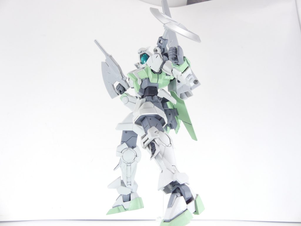 でかいブレードのついたバックパックにスモールシールドとライフルを持たせた方がケイコ機。ケイコ機のシールドグリップは3ミリ軸なので、長い部分を切り落として肩などに装備させても似合います。ライフルは基部のみでもビームガンとして使用可能。