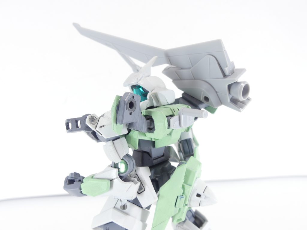 なお、マヒル機のシールドグリップはAGP2軸と同じ3ミリ軸を採用しており、このようにAGP2穴から持ち手を伸ばしたりも・・・SDCSあたりで使えそうな気、しません?【次回予告予定】北宋繋がりのヴァリュアブルポッド。HGUCリバイブギャンは・・・どうしようかなぁ。