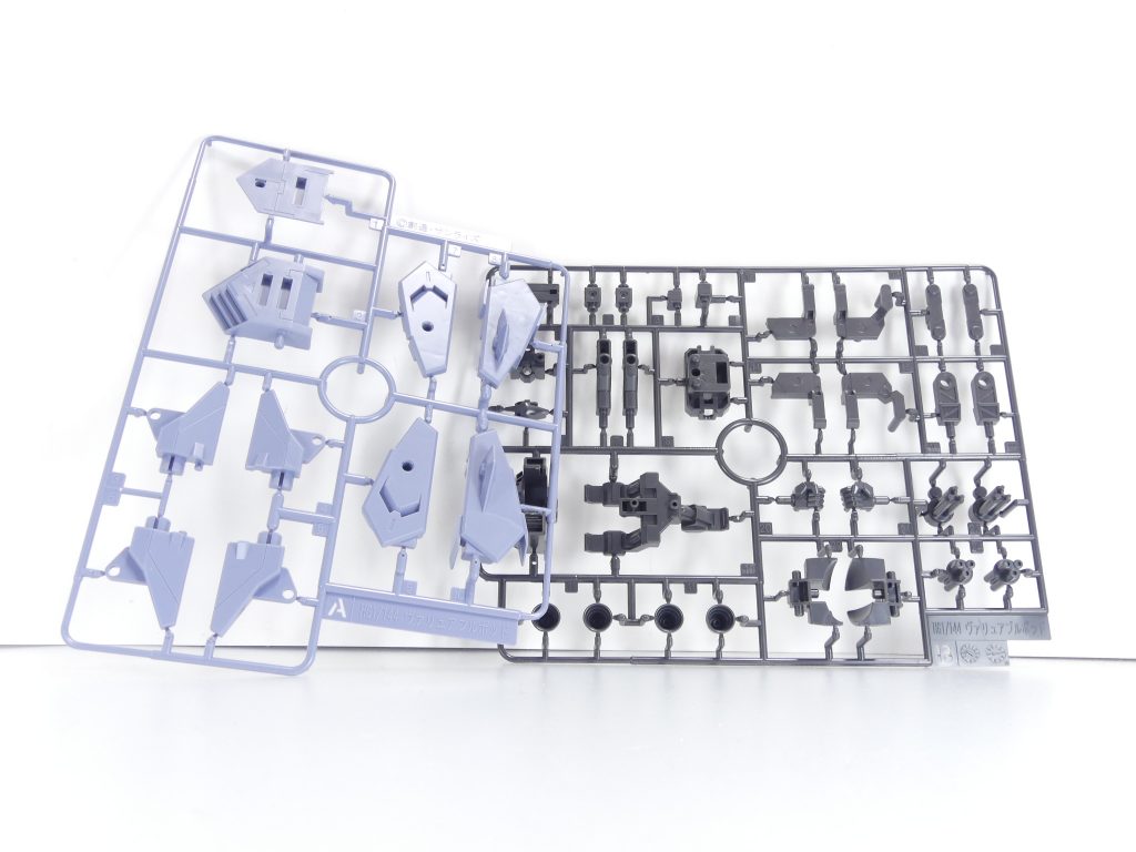 今日(5/8)から静岡ホビーショーですが、自分が唯一現地で見た2014年のホビーショーでも「ビルドシリーズ次回作製作決定」の報と共にフェニーチェリナーシタやこのポッドが展示されていたのを思い出します。当時は大好評のうちに終わった「ビルドファイターズ」終盤の機体を続々立体化している頃でした。一応当時へのリンク。ランナーは6枚。プトレアームズと同等です。独立キットながらFまであります。