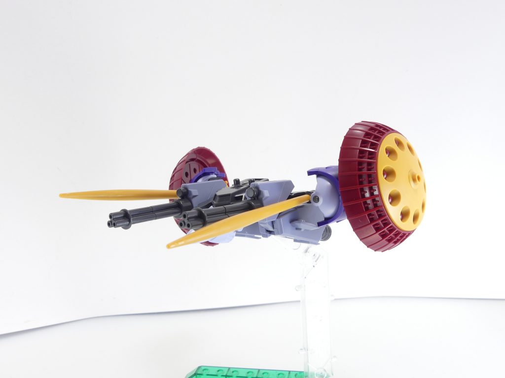 ヴァリュアブルポッド:多数の武装を搭載したガンプラの支援機。左右のシールドにはミサイルや機雷を内蔵、大型ビームサーベル2本とガトリング砲を装備しあらゆる戦場に対応する。ギャンに装備させれば、サザキ・ススムのギャンバルカンを再現することもできる。まさにヴァリュアブル(良いもの)だと言えよう。一部省略しつつ箱側面の解説まま・・・なのですが、「作中に登場した」というわけではなく「ギャン用のサポートメカ」でもなく「再現することもできる」とあえて書かれているのが特徴・・・かな。「足」となるパーツを外すことで3ミリ穴が出現し各種ベースに対応。