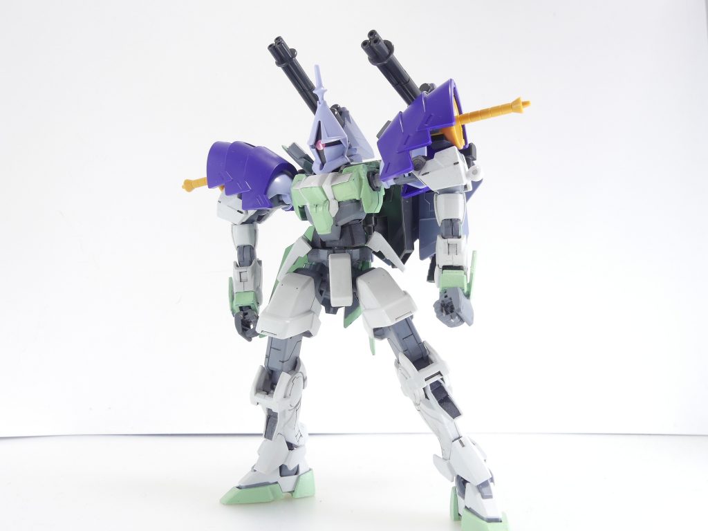 ・・・で。リヴァイブギャンへの無改造対応はやるだけ無駄そうだと言うことは解っていました。頭は標準径、背中はAGP2軸のみならず1軸など様々な径に対応できるビルドジョイント(挟み込み式は削除されています)なのでほぼどのガンプラでも装備可能なのですが・・・肩アーマーだけがくせもの。旧HGUCギャンは3ミリ軸で肩を繋いでいたこともあり、肩アーマーに開いた3ミリ穴を胸と肩の間に「通す」形で装備させるのですが、これを現行ガンプラ(リヴァイブギャン含む)のボールジョイントに対応させるとポッド形態を再現できなくなります(ポッド側の3ミリ穴を使って接続しているため)。ポッド形態を捨てるのなら、肩アーマーの半球部分を切り欠いて接着することで対応可能です(この場合取り付けによっては肩の可動が死ぬので注意)。・・・と言うことでネイキッドに無理矢理装備。カスタマイズキャンペーンにおける3ミリ→ボール変換ジョイントを使用(現在は配布終了しています)。肩アーマーに通し、その先端にビルドジョイントをかましてネイキッドの肩を逆側から装備・・・