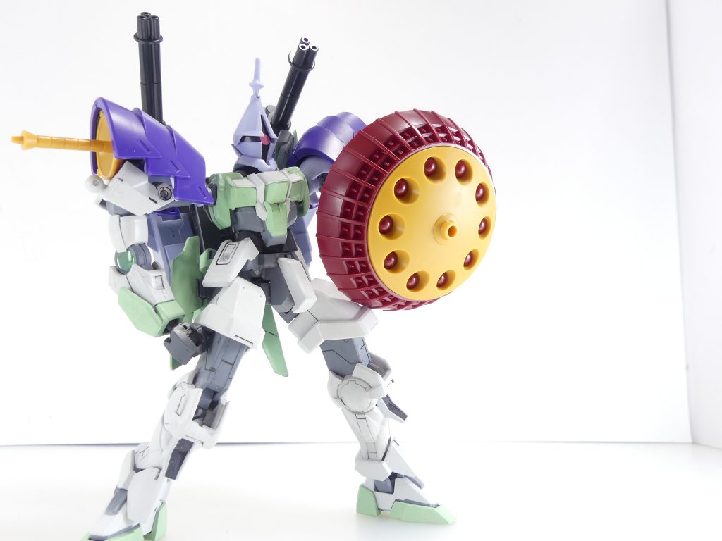 なんだかギガンティック・アームユニットみたいになったし腕の保持力は低いけれど完成。シールドはギャン準拠の可動式と一般的なMSに持たせられジョイントとしても使用可能なものの2種ありますが、ネイキッドに持たせるとどちらのジョイントでも安定しなかったので左腕に直付け。機首は頭頂パーツを外してかぶせることで印象をギャンスロット寄りにできます(トップ写真)。
