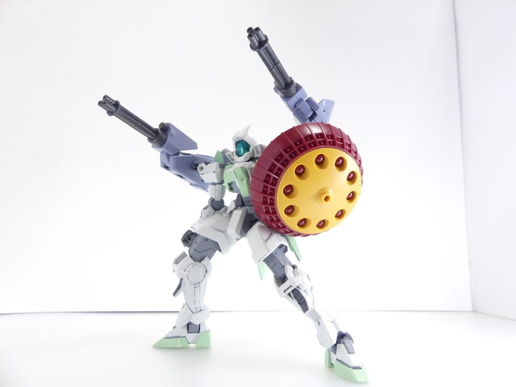 シールド:ギャンのシールドは、「攻撃力を持たせたシールド」の先駆けとして知られる。シールドミサイルや機雷を射出可能、本体も堅牢。2枚使えば相手のガンプラを圧壊できる。ガトリング砲:ギャンバルカンへの改造時にバックパックに付け加えられた。本体パーツの3ミリ穴部分は単独のものに加えスリット状のものも存在し、AGP2穴より狭い径の3ミリ軸組みにも対応するフリーのスリットです。本キット以外の使用例はありません。「鉄血」のガンフレ二穴は広くなってしまうので非対応。本体から分解したガトリング砲などを付けて。