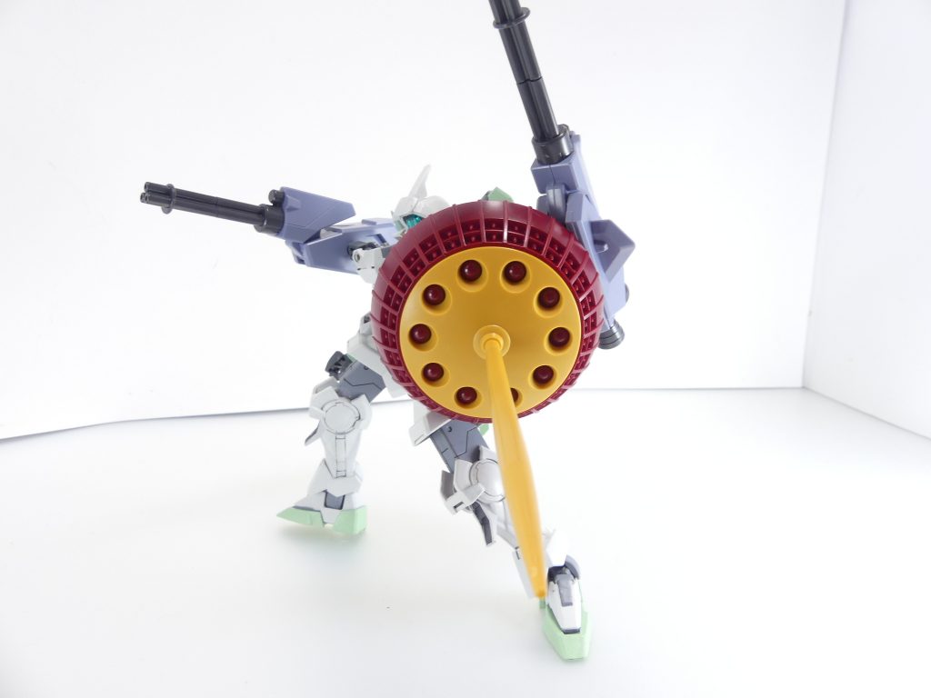 第47改「これは、いいもの!」これは、いいものだ。そう言われるようになりたい。GBNでの武装テストも、もうすぐ一年が経とうとしている。あたしとしては・・・まぁ、慣れたものよって感じ。他のダイバーは結構辟易してるみたいだけれど。自分たちの戦績にはならないテストを繰り返して、何が楽しいのかと。先日ももめたわ。ちゃぶ台返ししちゃった。・・・それでも、あたしのやることは変わらない。GBNの「強者」達は上で異次元のバトルを繰り返しているみたいだし、よくいう「二年目のジンクス」って奴もある。これからが、GBNの正念場なのよ。もともとガンダム作品が好きなだけでビルダーじゃないあたしが、リアルの友達のゲーマスからの依頼を受けてやってるんだから・・・美味い酒も飲めるから、と。ま、それが今でも飲めてるのは・・・否定できない、あたしがテストを続ける理由ね。最近は裏で名も知れて、武装データについての感想を述べられることも多くなったけど・・・あたしは設計者じゃないからね。ギャンとか使う予定、ないし・・・