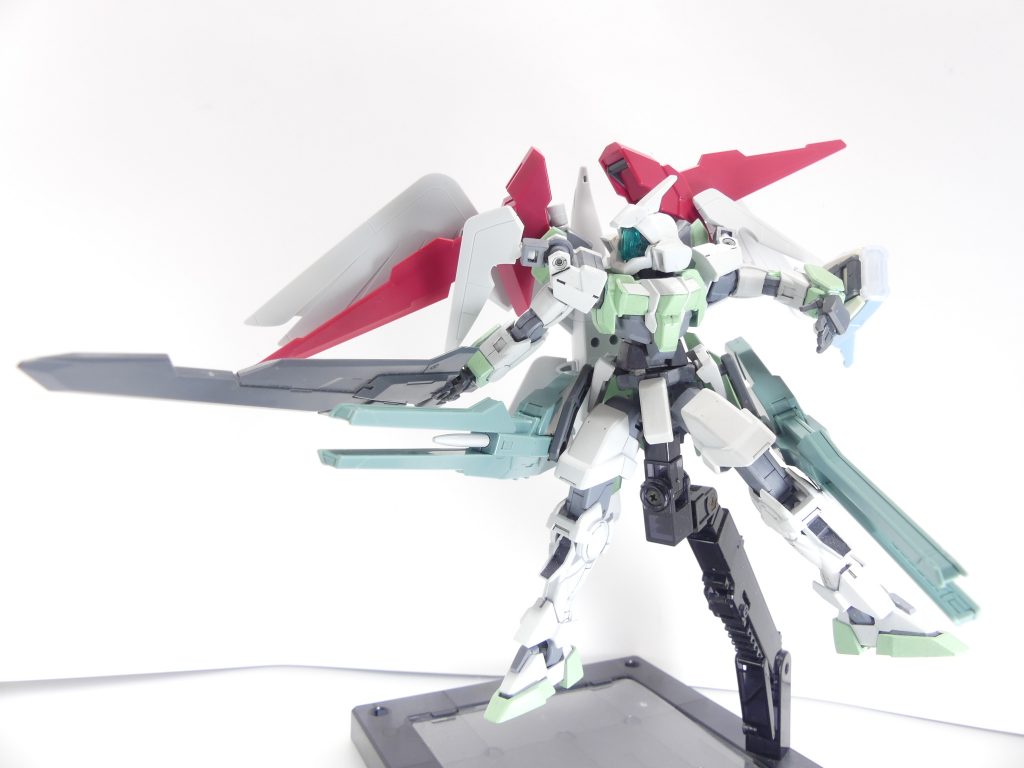 なお、ダークマターブレイドは本キット付属のジョイントパーツの組み合わせでネイキッドのスラスター部分に装備しています。スカイハイウイングス付属のものにさらに1パーツ増えた小型ジョイントです。組み合わせるとクランク状にパーツを配置できます。【次回予告予定】プレバン限定Gパーツ・フルドドの予定でしたが諸般の事情によりIBA編8回目(一応のラスト)・MSオプションセット2です。申し訳ありません。