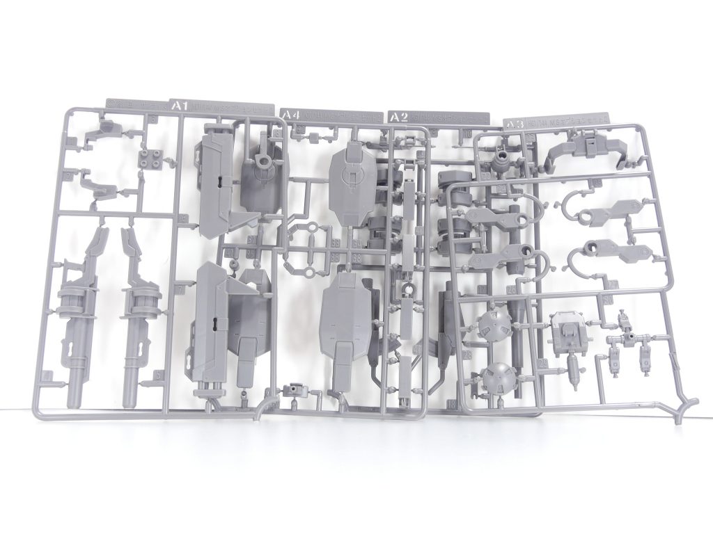 「諸般の事情」が多すぎる筆者です。前回予告修正版やツイッターの通り、Ｇパーツ・フルドドは配達時間の指定をミス。それについては挽回できたものの･･･今度はさらなるここでは言えない事情が入り、本記事はいつもよりも遙かに早い日曜日に書いているような状況です（後で追記部分も含めて修正）。そのため、武装解説はあっさり目にとどめます。ご了承の上で見進めてください。ＩＢＡ編８回目。結局ＭＳオプションセット６のみ見つからず、これが最後となりました。一応小説パートは「まだ続く」様な感じで書いてはいます。青バンダイ化に伴いオプションセットの再販も進みましたが、やっぱり再販にはむらがあります。本キットも再販の少ない一つ。グレイズ・タービンズ用武装のセットです。ランナーは勿論ＫＰＳですが、パーツ配置上ばらして使うことはできません。