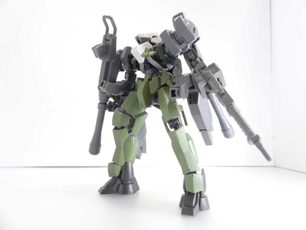 グレイズ用バズーカ：グレイズの標準武装として開発されたロケット式バズーカ砲。肩部ラック：バズーカ用のラックは肩アーマーをかねる。グレイズ地上用ブースター：重力下用の追加ブースター。グリップを展開可能。カルメネールでは対応しない肩アーマーとブースターをグレイズ改に付けて。さらにオプションセット９の地上用脚部も装備。バズーカは２丁持たせています。懸架パーツはキットでは１個のみですが、スライド式なので２個まで装備可能。イエサブでもこれだけ売っていた時期もありました。両肩に懸架したい場合も２個必要です。